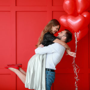 couple qui s'enlace pour la saint valentin